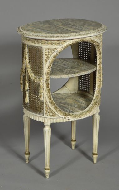 null Table de salon dans le style Louis XVI, de forme ovale côtés à fond de canne,...