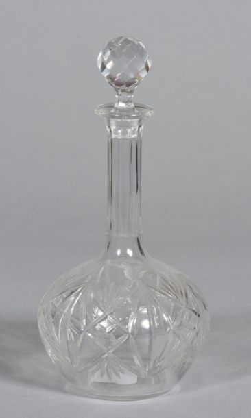 null Baccarat ? carafe en cristal taillé, marqué au tampon.
Vers 1880.
H.30cm
