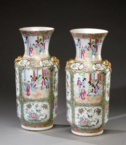  Canton, belle paire de vases à épaulement à décor polychrome et or de réserves animées...