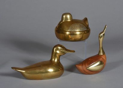Trois canards en bronze, laiton et bois....
