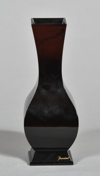 Baccarat, vase balustre en cristal noir.