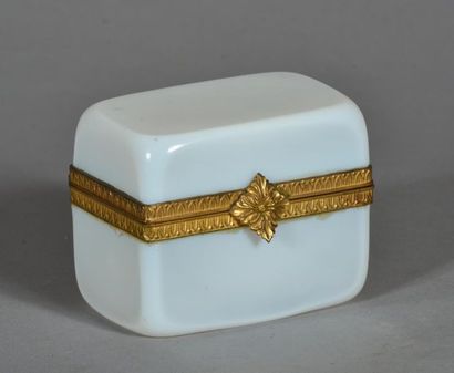 null Coffret en opaline blanche montée en laiton doré.
XXème siècle.
H.8.5cm
