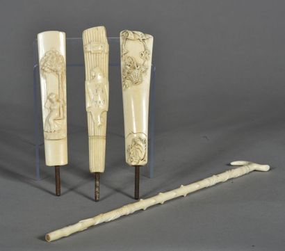 null Quatre manches d'ombrelles en ivoire sculpté. 
Vers 1900. 
Accidents.