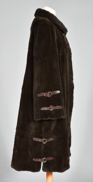 null Manteau en castor rasé marron, col à finition sanglée en cuir marron, rappel...