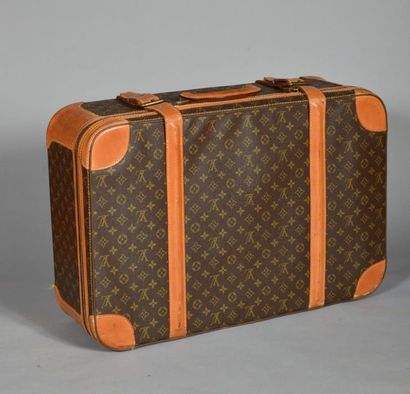 null LOUIS VUITTON. 
Valise " Stratos " en toile monogram et cuir naturel, fermeture...