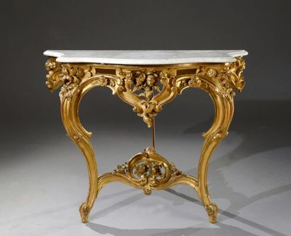 null Console dans le style Louis XV galbée sur trois côtés en bois sculpté et doré,...