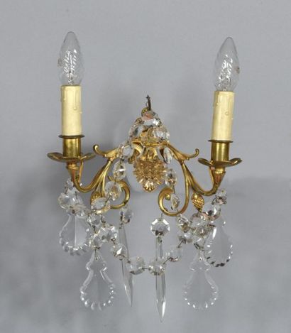 null Petite applique dans le style Louis XV, en bronze, à deux bras de lumière garnis...
