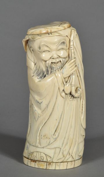  Art d'extrême Orient, Chine, Bouddha rieur tenant deux pipes, ivoire vers 1930,...