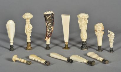  Douze sceaux à cacheter en ivoire sculpté, certains montés argent. XIXème et XXème...