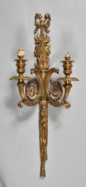 null Applique dans le style Louis XVI en bronze cuivré à deux bras de lumières à...