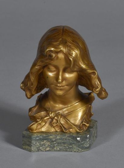 null Pierre-Félix MASSEAU. (Lyon 1869-Paris1937)
Buste de jeune femme en bronze doré...