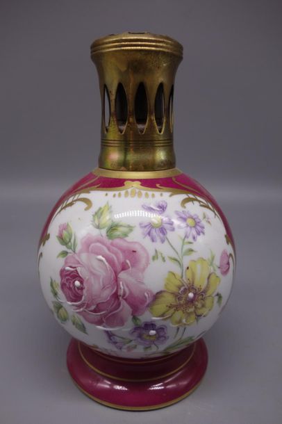 Lampe Berger en porcelaine à décor floral...