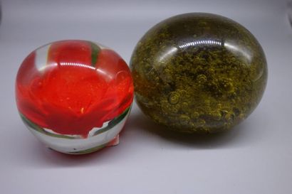 Deux boules de sulfure.