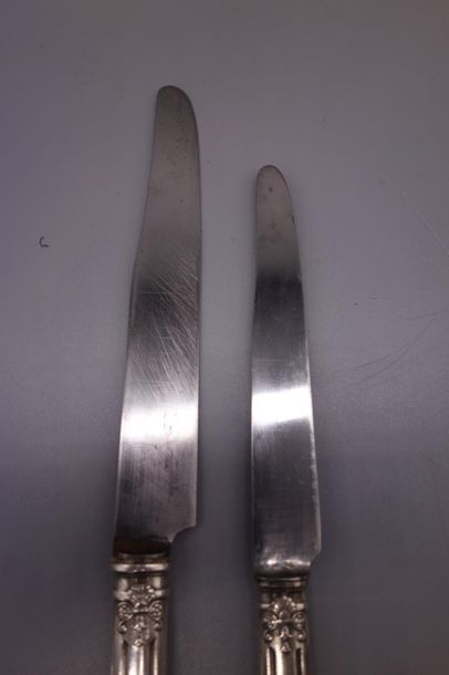 null SERVICE de COUTEAUX en métal argenté comprenant 12 couteaux de table (6 lames...