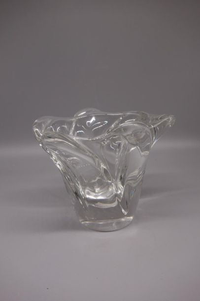 null DAUM FRANCE. Vase en cristal incolore en forme de corolle. Signé.