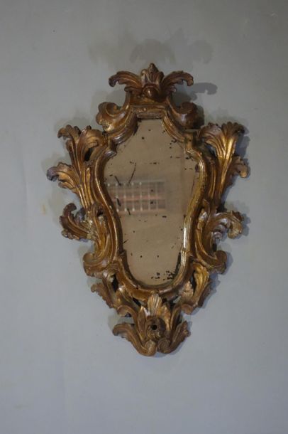 null Miroir à bras de lumière en bois sculpté doré orné de feuillages. 
Travail italien,...