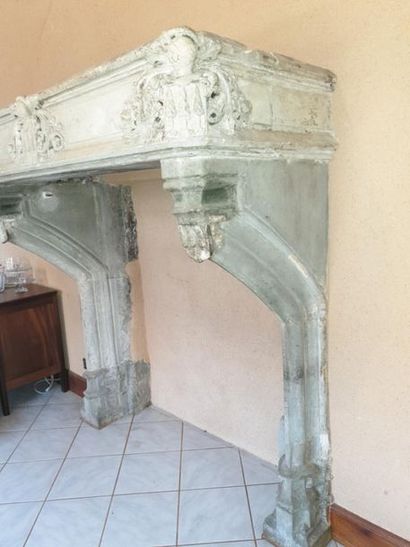 null Rare and important finely carved stone mantel, carved lintel, in its center...