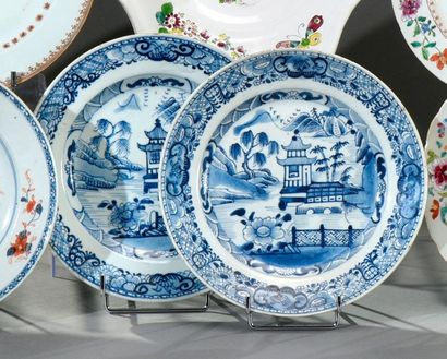 null Chine. Paire d'assiettes en porcelaine à décor monochrome bleu d'une scène lacustre...