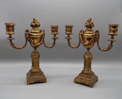 null Paire de candélabres en bronze doré, dans le style Louis XVI, à deux bras de...
