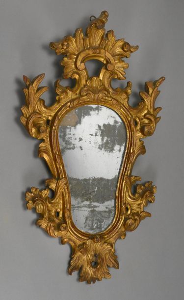 null Paire de miroirs à bras de lumière en bois sculpté et doré de feuillages et...