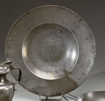 null Beautiful pewter cardinal dish with outer rim, hammered, stamped by Laurant...