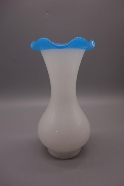 null Vase en opaline blanche de forme balustre, col en collerette découpée en opaline...