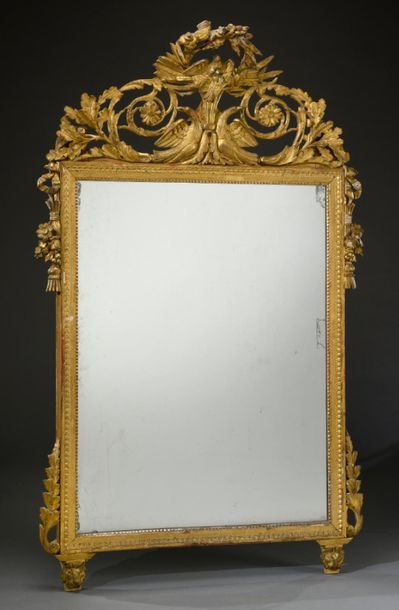 null Beautiful carved and gilded wooden mirror, frame with pearls and water leaves,...