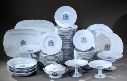 null SARREGUEMINES. Important service en porcelaine ornée d'armoiries soutenues par...