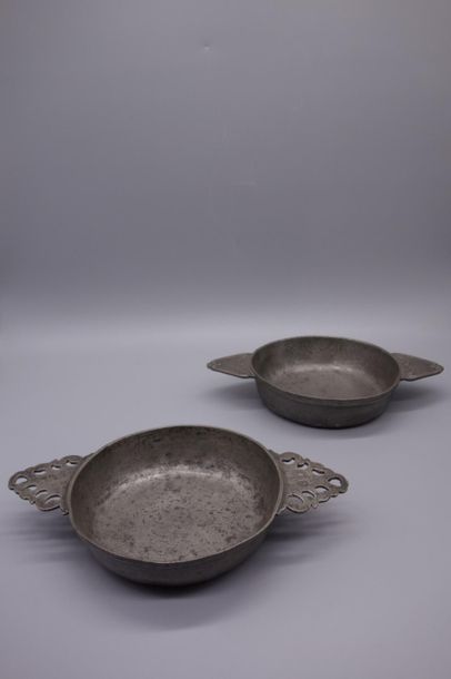 null Two pewter ear bowls, one with pierced ear, stamped by Jean Charton, 1710, Geneva.
L.24...