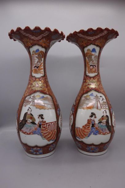 null Paire de vases en porcelaine à panse ovale et ouverture évasée à collerette,...