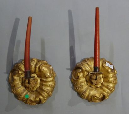 null Pair of carved and gilded wooden rosettes set in arms of light. 
18th century....