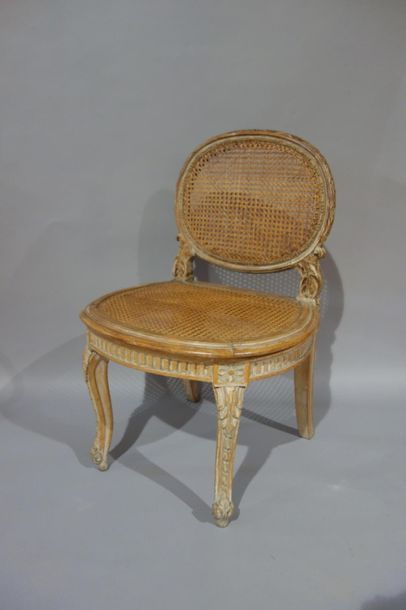 null Petite chaise dans le style Louis XVI à fond de canne en hêtre mouluré et sculpté...