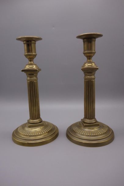 null Pair of bronze candelabra, shaft in fluted column. 
Late 18th - early 19th century....