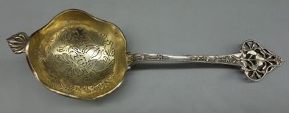 null Cuillère à thé en argent et vermeil ornée de feuillages et coquilles. 
Poinçon...