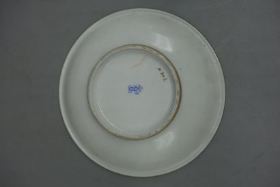 null Sèvres, belle tasse et sous-tasse en porcelaine à fond blanc à décor de guirlandes...