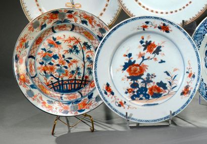 null IMARI. Deux assiettes en porcelaine à décor polychrome et or. 
Fin du XVIIIème...