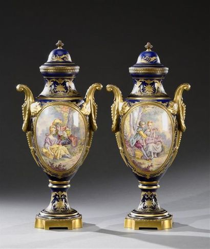 null Paire de vases couverts en céramique dans le goût de Sèvres, à fond bleu, décor...