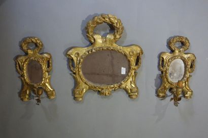 null Trois cadres mis en miroir en bois sculpté et doré orné de feuillages et de...