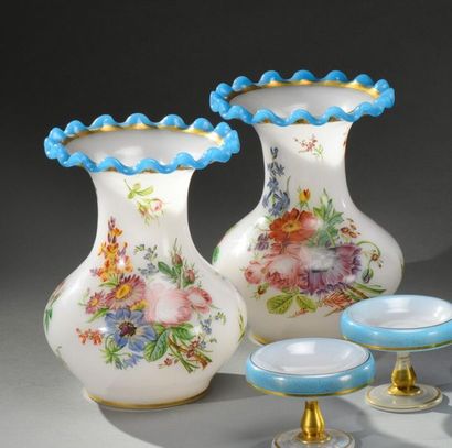 null Belle paire de vases en opaline blanche de forme balustre, bord en collerette...