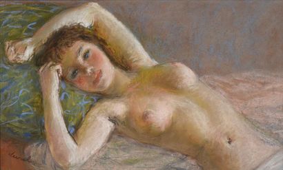 null Pierre Deval (1897-1993). 
 Lying nude.
Pastel on paper.
Signed lower left.
Sight:...