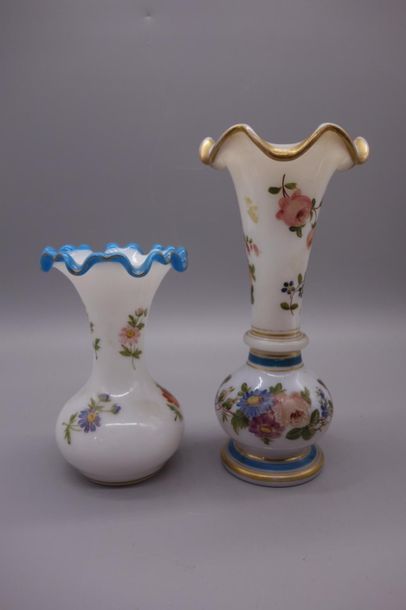 null Joli vase en opaline blanche de forme balustre, bord à collerette, à décor polychrome...
