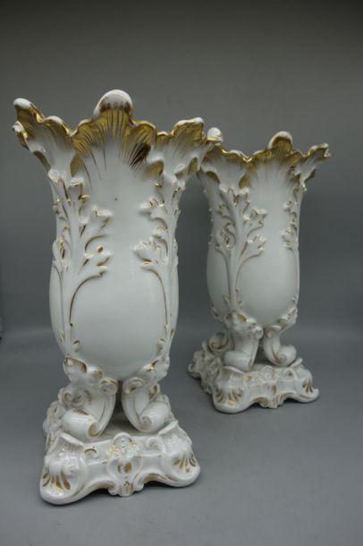 null Paire de vases en porcelaine blanche et or à décor de feuillages. 
XIXème siècle....
