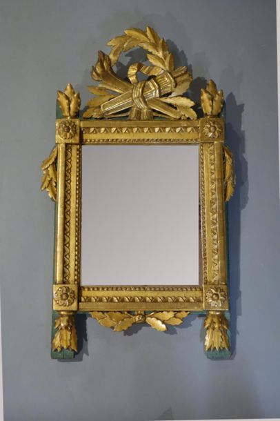 null Petit miroir en bois sculpté et doré, encadrement à feuilles d'eau, perles et...