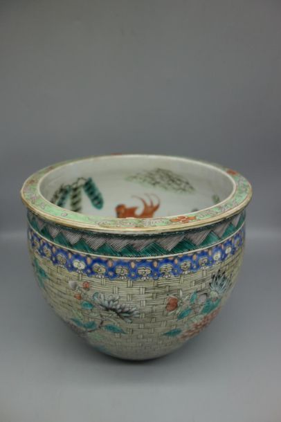 null Chine, grand vase ovoïde, en porcelaine polychrome, orné sur un fond de vannerie...