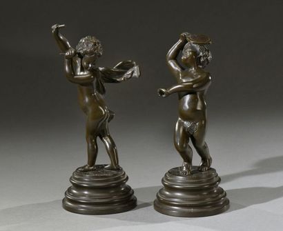 null Clodion, d'après. 
Deux putti musiciens en bronze patiné. 
Vers 1880-1900. 
H....