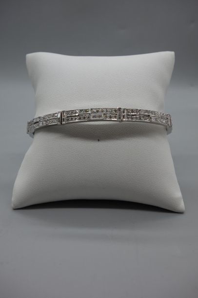 Bracelet semi rigide en or gris 18K (750/oo)...