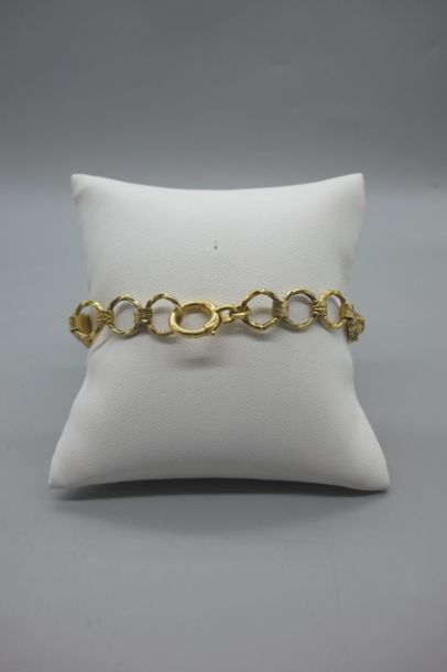 null Bracelet ancien en en or jaune 18K (750/oo) à maillons ajourés ronds et à décor...