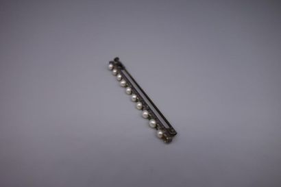null Broche barrette en argent (800/oo) agrémentée d'une ligne de perles boutons...