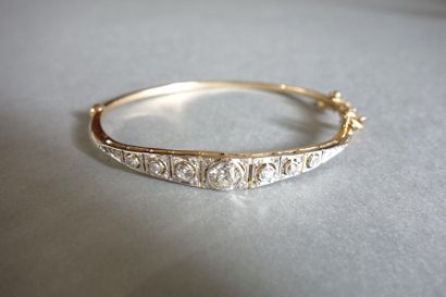 null Bracelet jonc ouvrant en or 18K (750/oo), la partie supérieure ornée d'un motif...