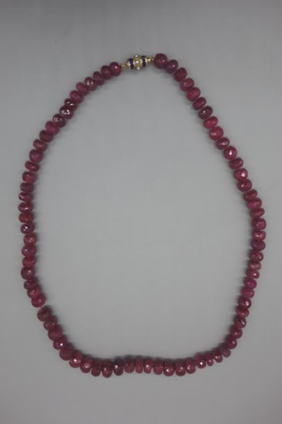 Long collier de perles facettées de forme...